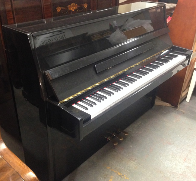 Black High Gloss piano.